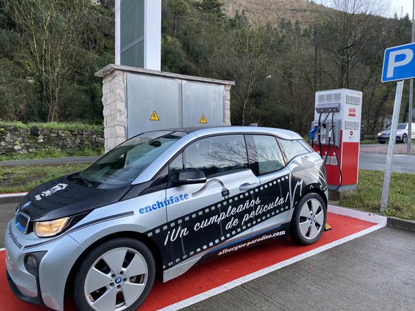 vehículo eléctrico en albergue paradiso en cantabria