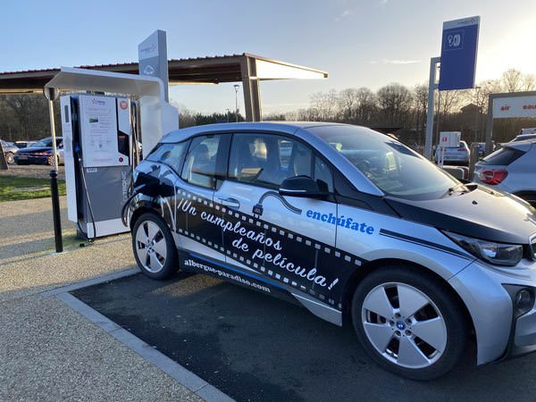 vehículo eléctrico en albergue paradiso en cantabria