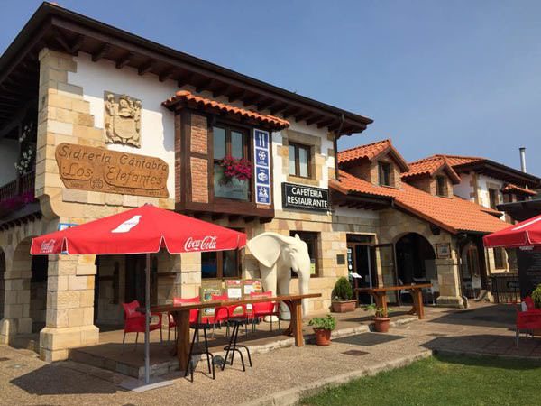 restaurante elefantes del parque de cabárceno en Cantabria