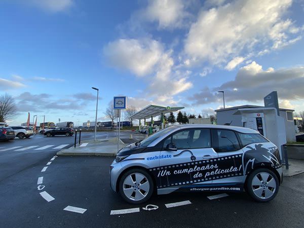 vehículo eléctrico en albergue paradiso en cantabria