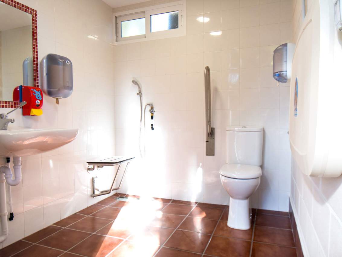 baños adaptados albergue en Cantabria